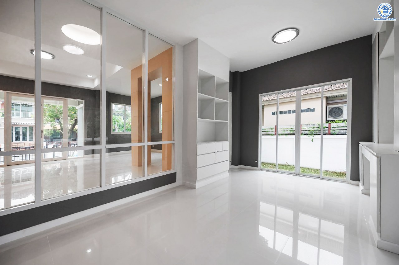 บ้านเดี่ยวมือสอง โครงการ เดอะวอเตอร์เฮ้าส์ กาญจนาฯ-บางบอน รองรับทุกความสุข เนื้อที่ 117.1 ตร.ว. ฟังก์ชัน 5 ห้องนอน 4 ห้องน้ำ 1 ห้องอเนกประสงค์ 1 ห้องแม่บ้าน จอดรถได้ 1 คัน บนทำเลใกล้รถไฟฟ้าสายสีน้ำเงิน "สถานีหลัก2" และจุดขึ้นทางด่วน "พระราม2" และ The Mall บางแค